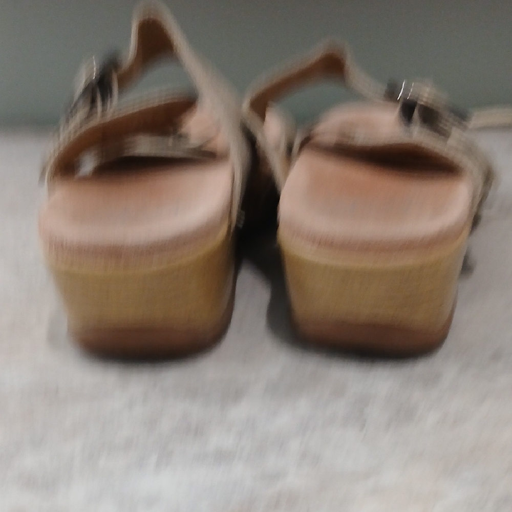 Dansko Women's Tan Sandals - Picture 5 of 6